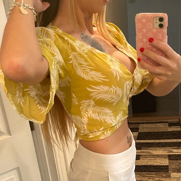 SOLD SOLD SOLD Palm print🏝 wrap crop small top - Picture 4 of 9
